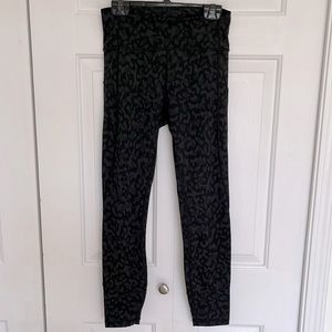 Lululemon Invigorate High-Rise 25” legging. Size 6.